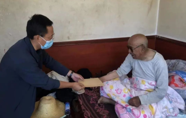 开云官方手机登录入口-开云(中国)
赴帮扶村对接工作并慰问困难党员(图2)